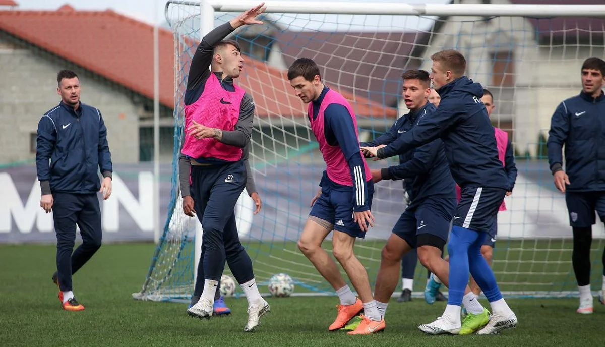 Артем Милевский (крайний слева) / ФК Минай