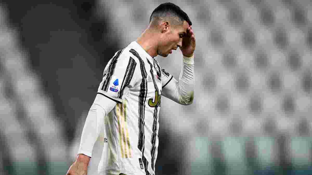 Раздраженный Роналду снова выбросил "сувенир" на газон – фанаты Ювентуса возмущены