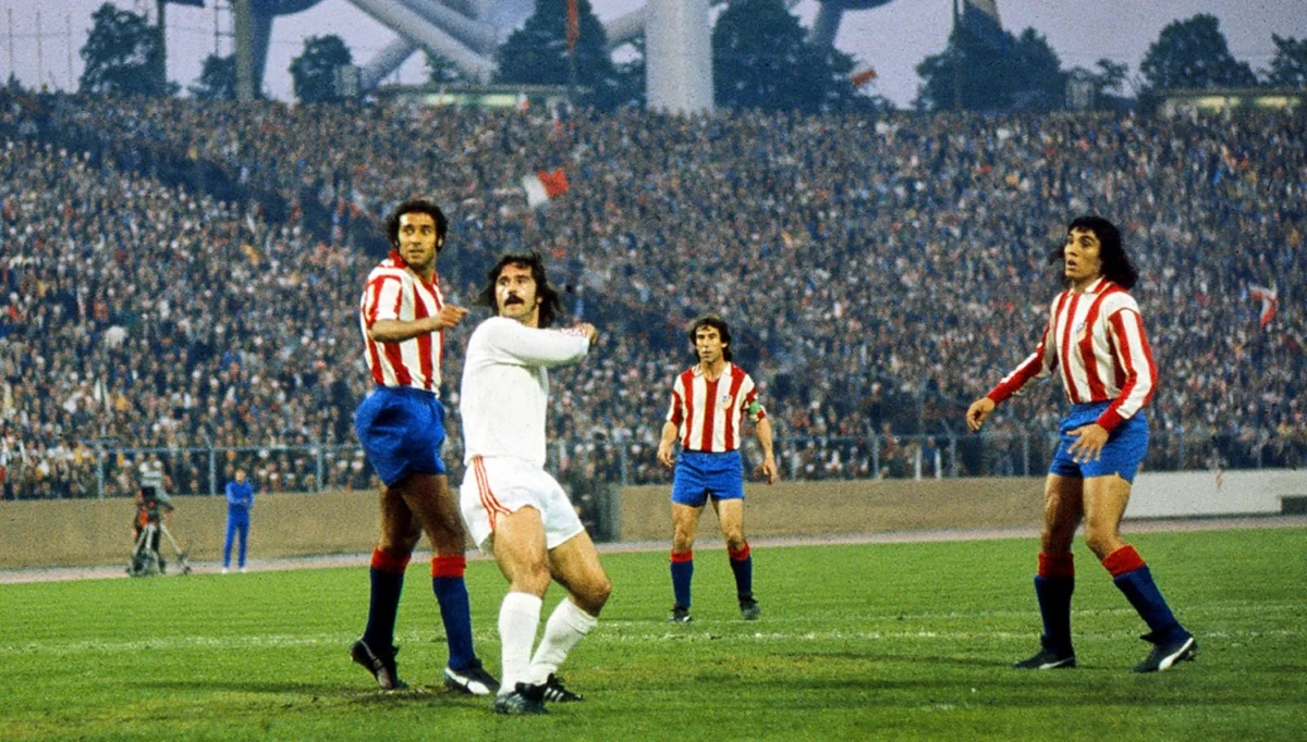 Герд Мюллер пресує оборону Атлетіко / Фото із відкритих джерел