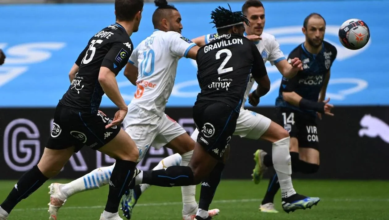 Пайе держат всей обороной / AFP