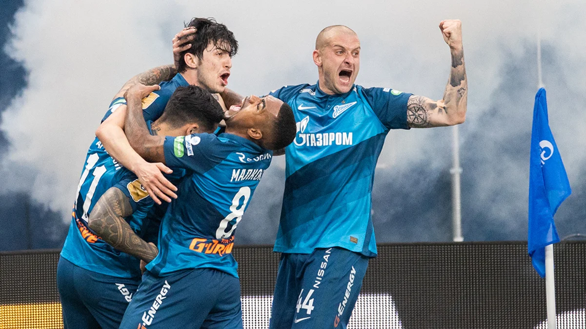 Ракицкий (крайний справа) и компания празднуют титул / ФК Зенит