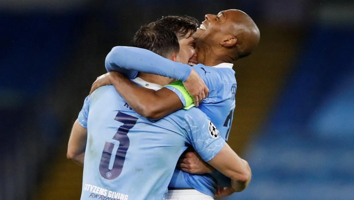 Объятия Диаша, Стоунза и Фернандиньо / Reuters