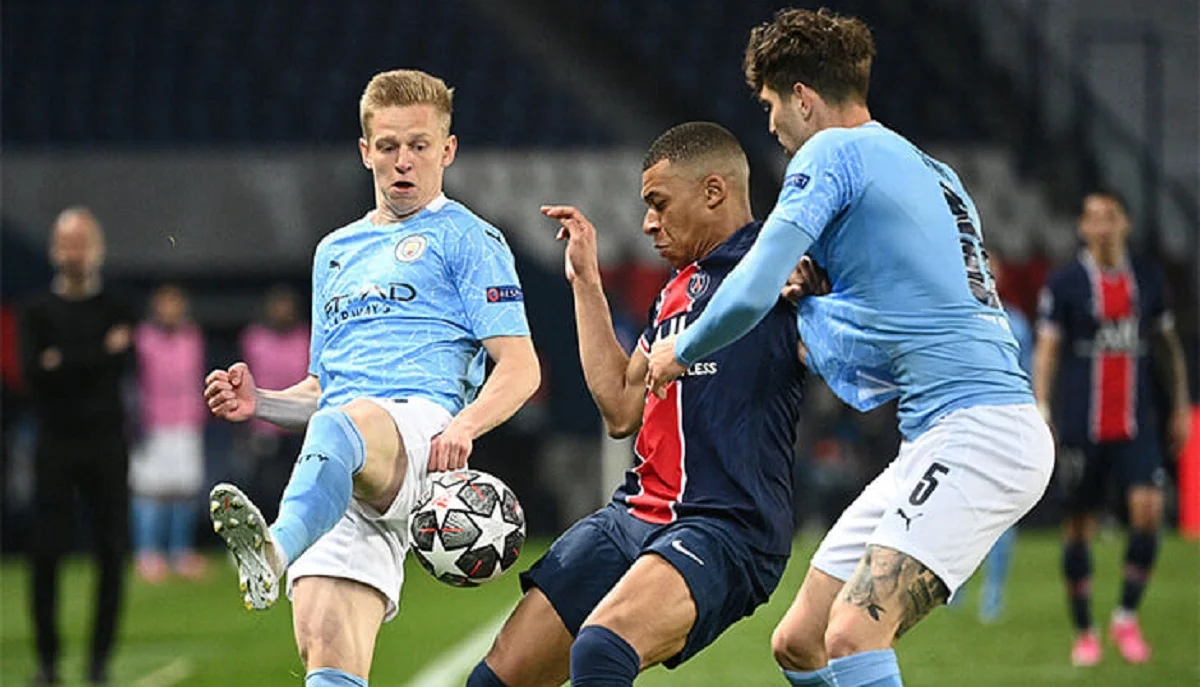 Александр Зинченко (слева) и Килиан Мбаппе (в центре) / Getty Images