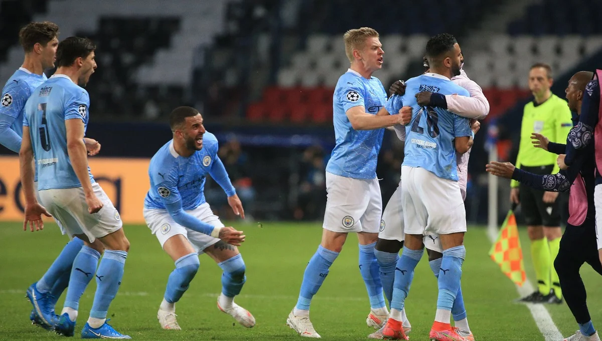 Александр Зинченко (в центре) / ФК Манчестер Сити