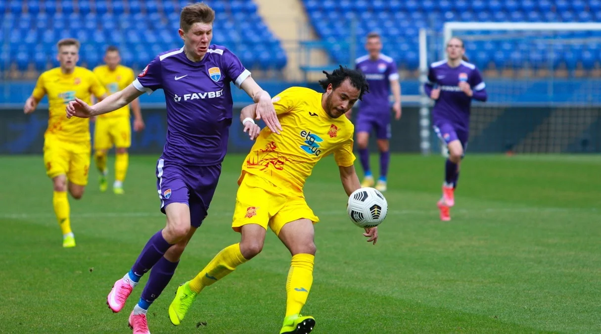 Артем Бондаренко (слева) / ФК Мариуполь