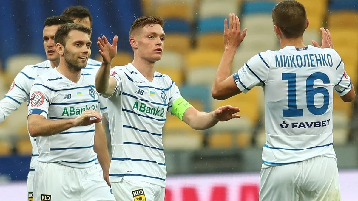 Віктор Циганков (по центру) з партнерами / фото: ФК Динамо