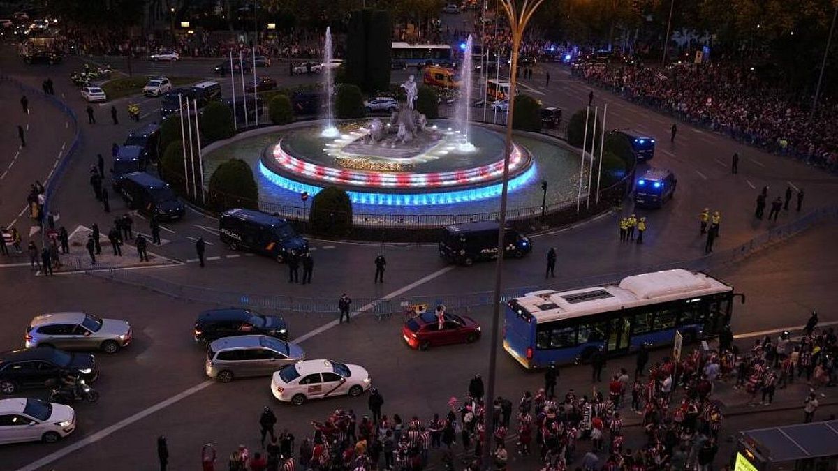 Фонтан Нептуна, де фани Атлетіко святкували чемпіонство / Marca
