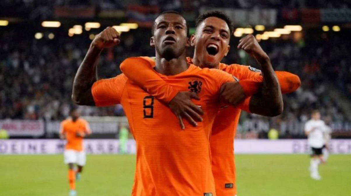 Джорджініо Вейналдум з партнером по збірній Нідерландів / voetbalprimeur