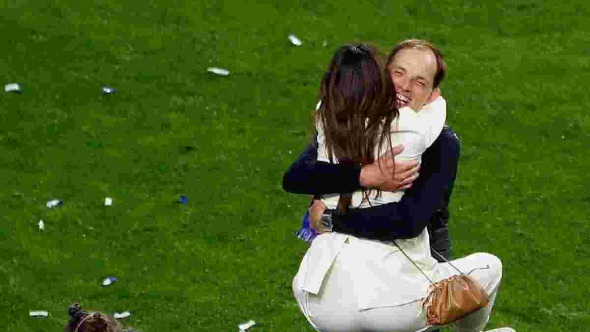 Жена эмоционально поздравила Тухеля с победой в ЛЧ прямо на поле – тренер и игроки Челси устроили безумие в раздевалке
