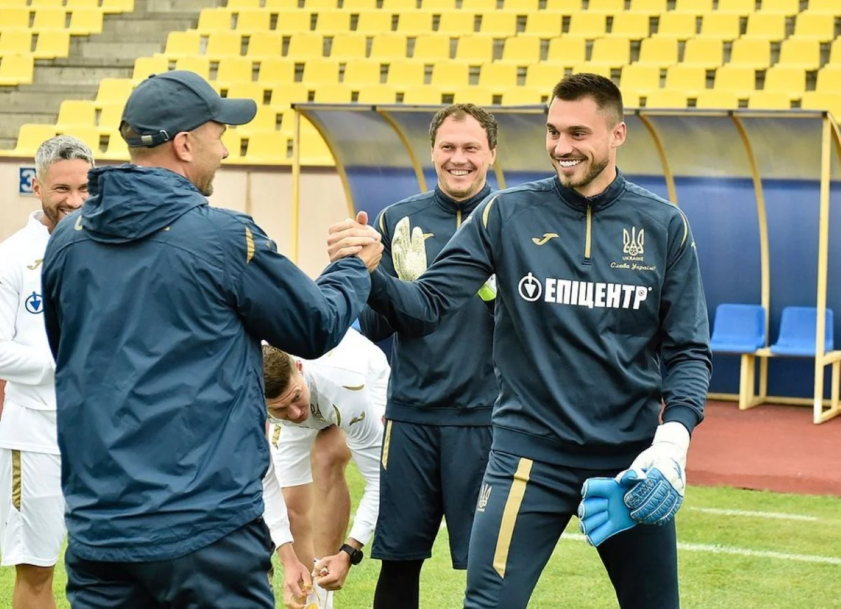 Бущан принимает поздравления от Шевченко – голкипер Динамо забил гол-красавец в сборной Украины