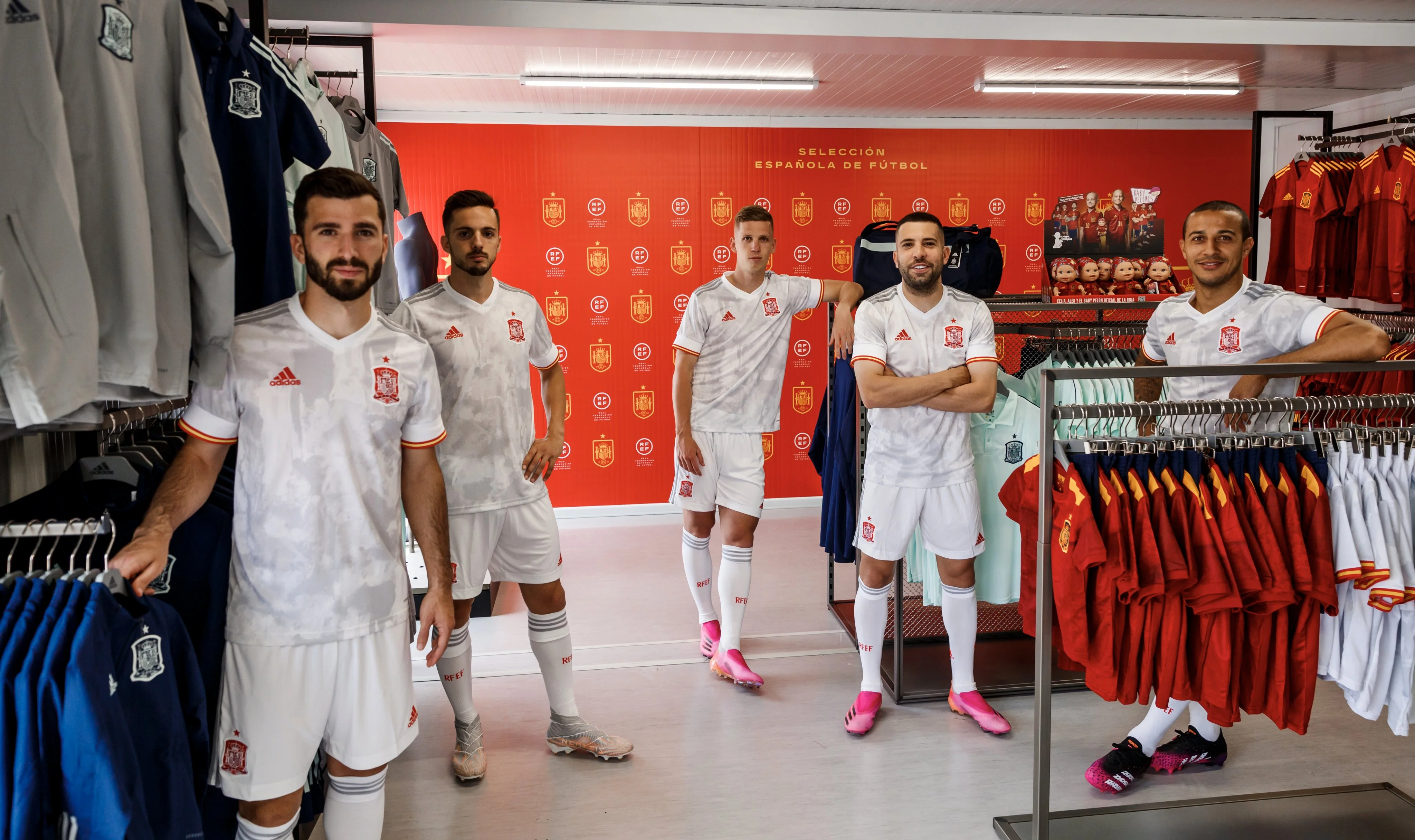 Испания представила две формы на Евро-2020 / твиттер "Фурии Рохи"