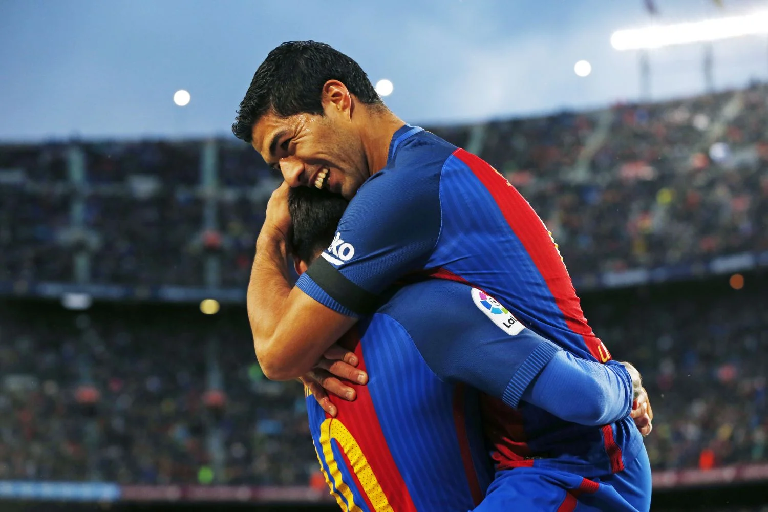 Луїс Суарес обіймає Лео Мессі / Фото Goal