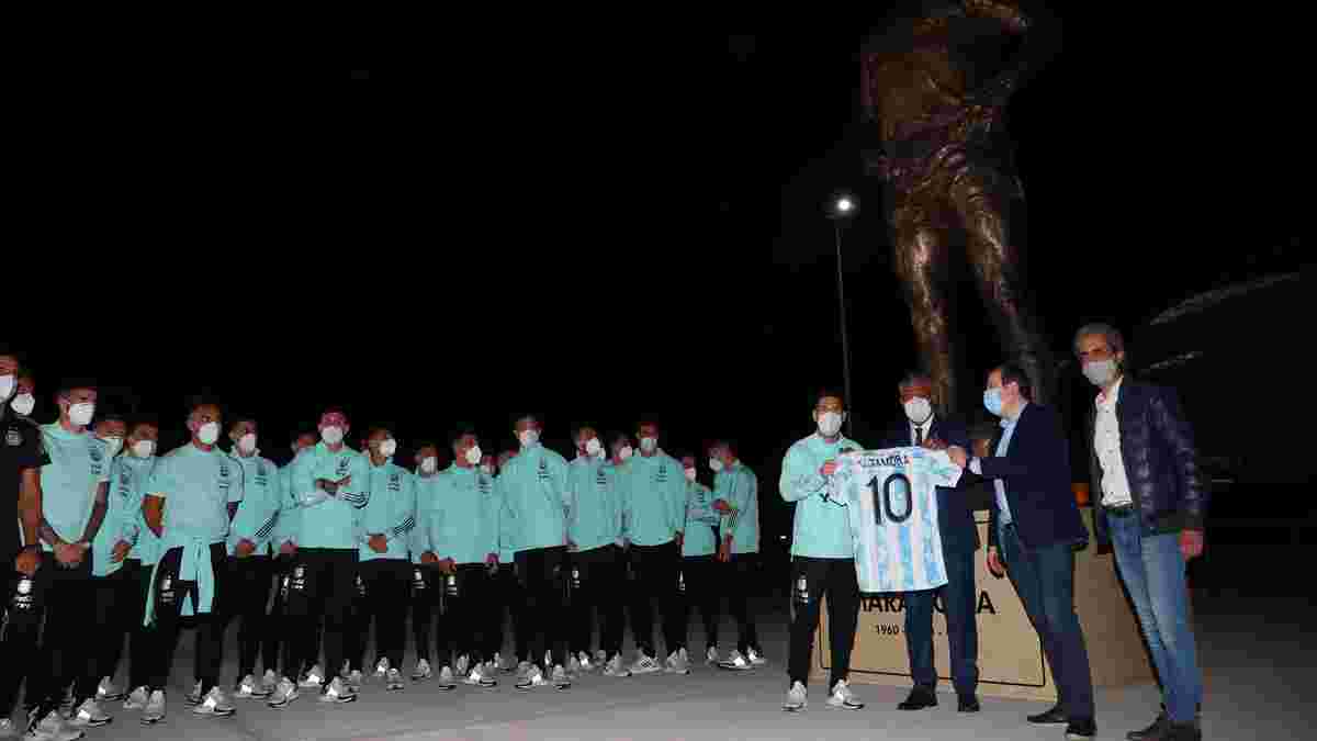 Месси со звездами сборной Аргентины почтили память Марадоны перед матчем с Чили