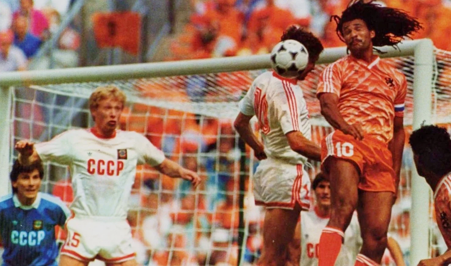 Михайличенко (слева) в поединке с Нидерландами в 1988 году