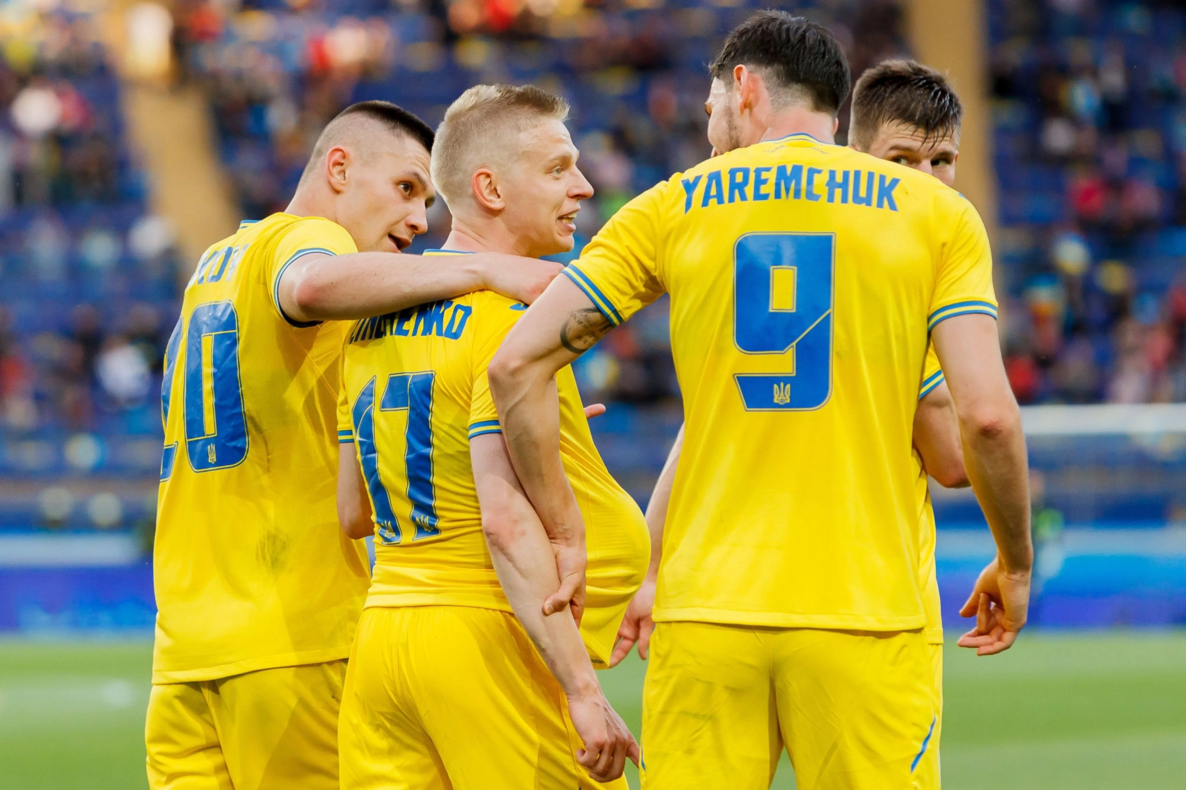 Зинченко принимает поздравления с голом