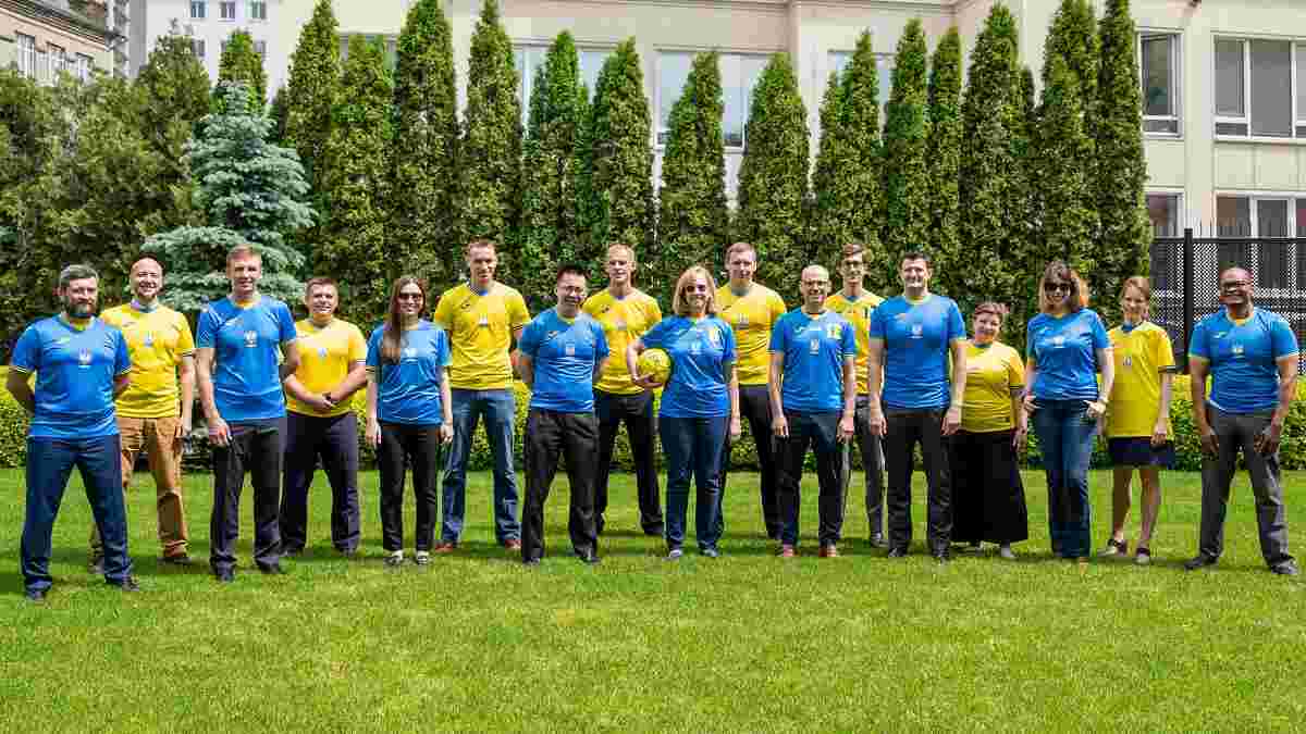 Работники посольства США в Киеве надели форму сборной Украины – колоритные фото