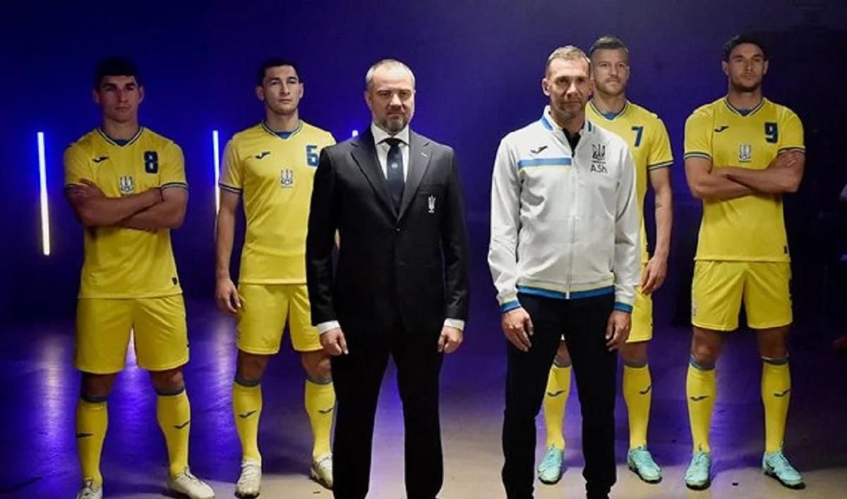 Андрій Павелко, Андрій Шевченко і гравці збірної України на презентації нової форми / УАФ