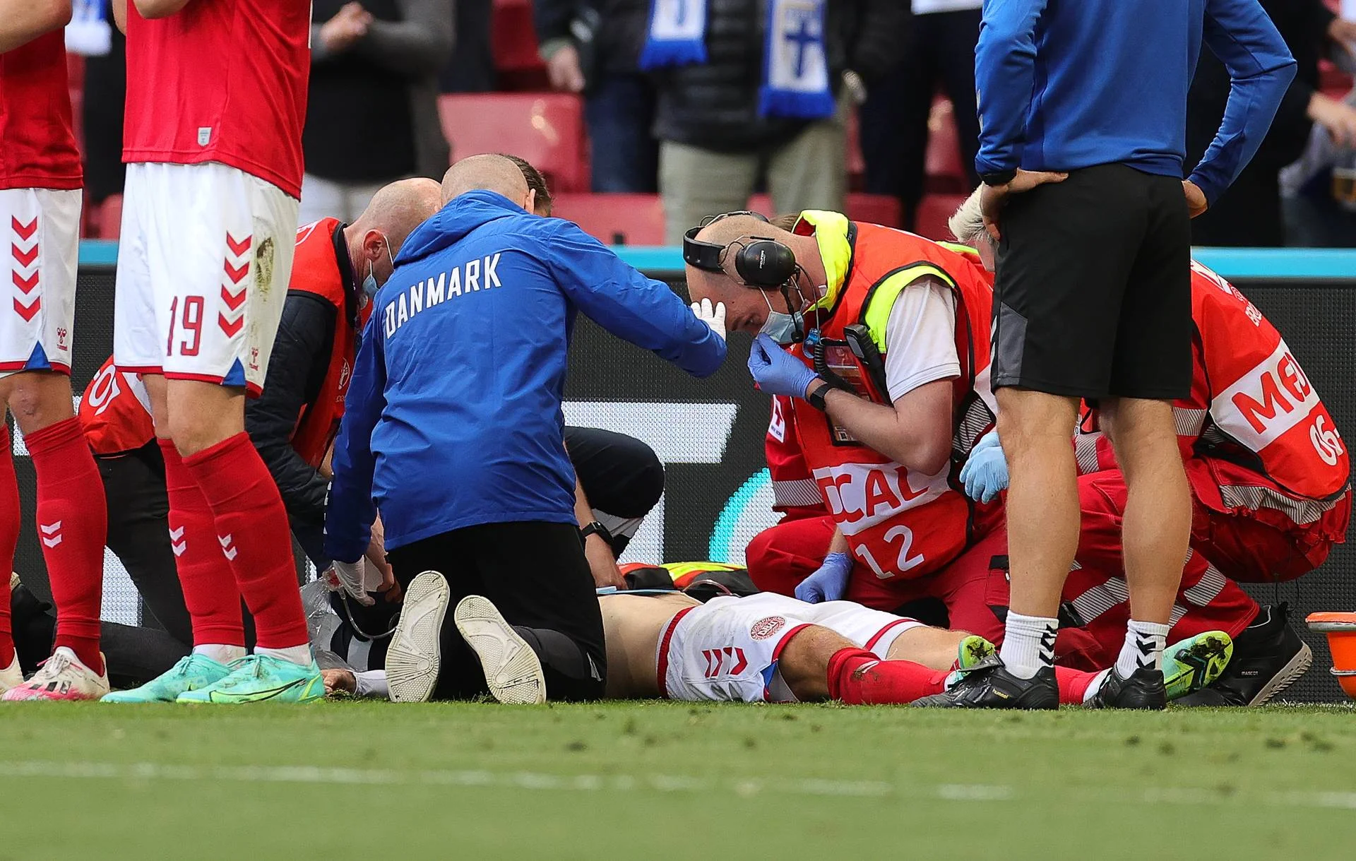 Еріксен втратив свідомість на полі під час матчу Євро – жахливі кадри