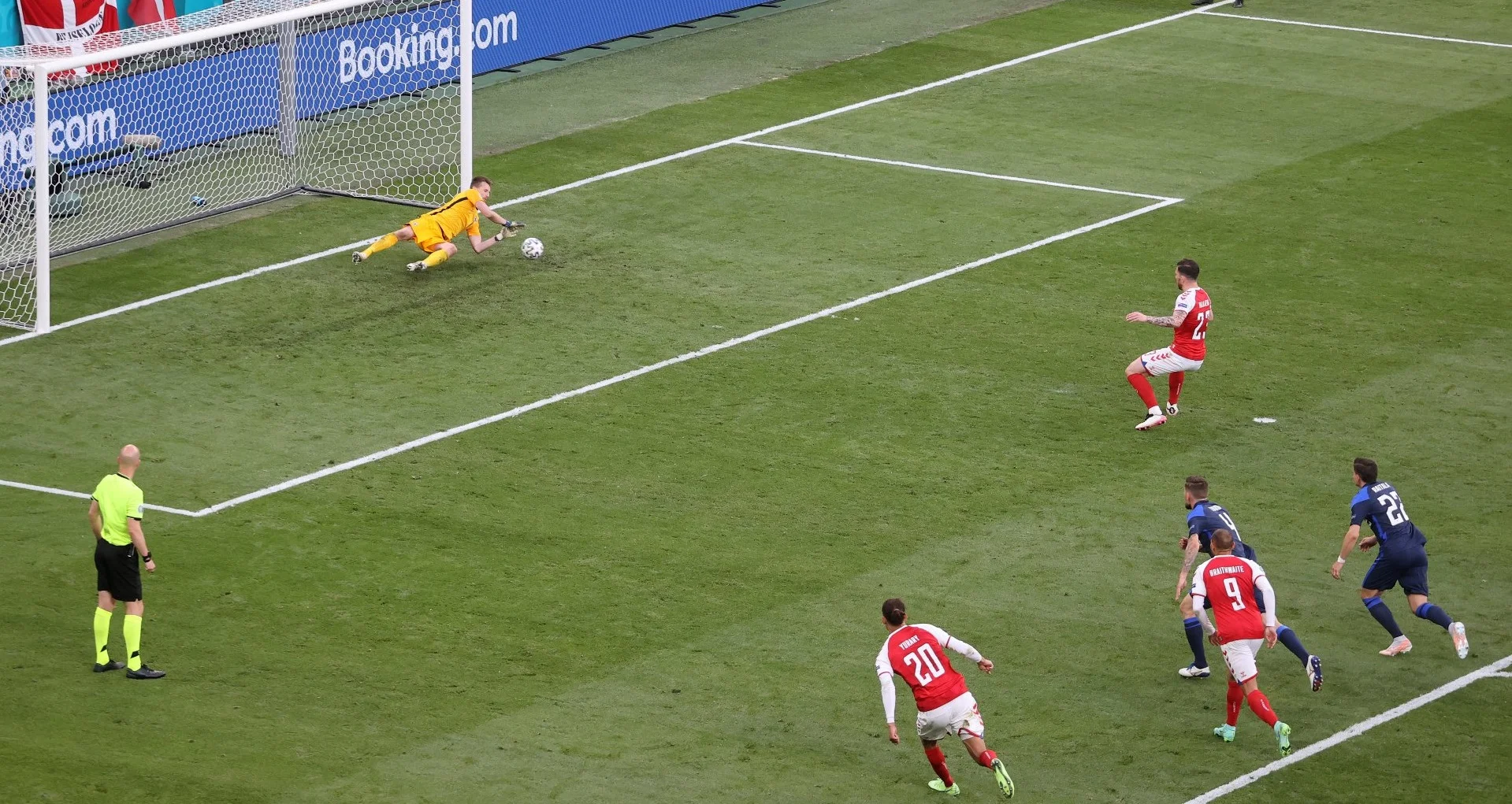 Градецкий тащит удар Хёйберга с пенальти