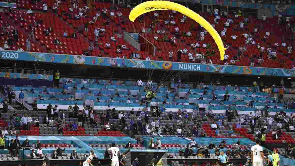 Франция – Германия: парашютист приземлился на поле во время матча – пострадали фанаты, Дешам едва не травмировался