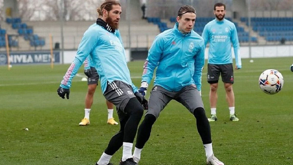 Андрей Лунин и Серхио Рамос / Twitter Реала