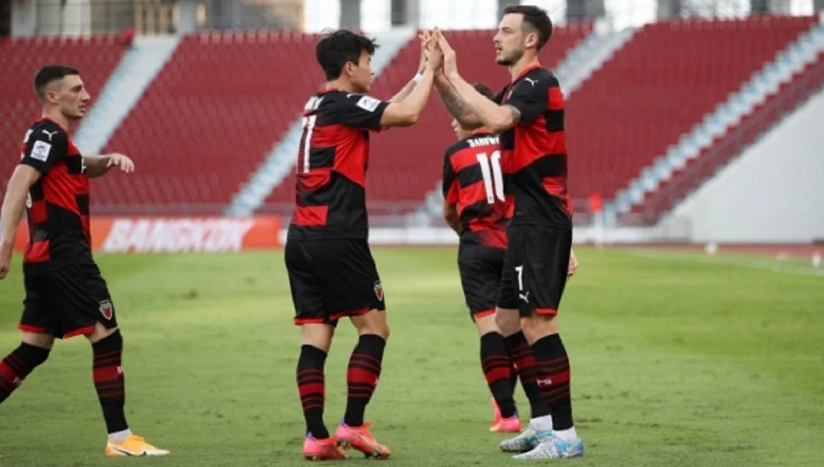 Борис Тащи (праворуч) / ФК Пхохан Стілерс