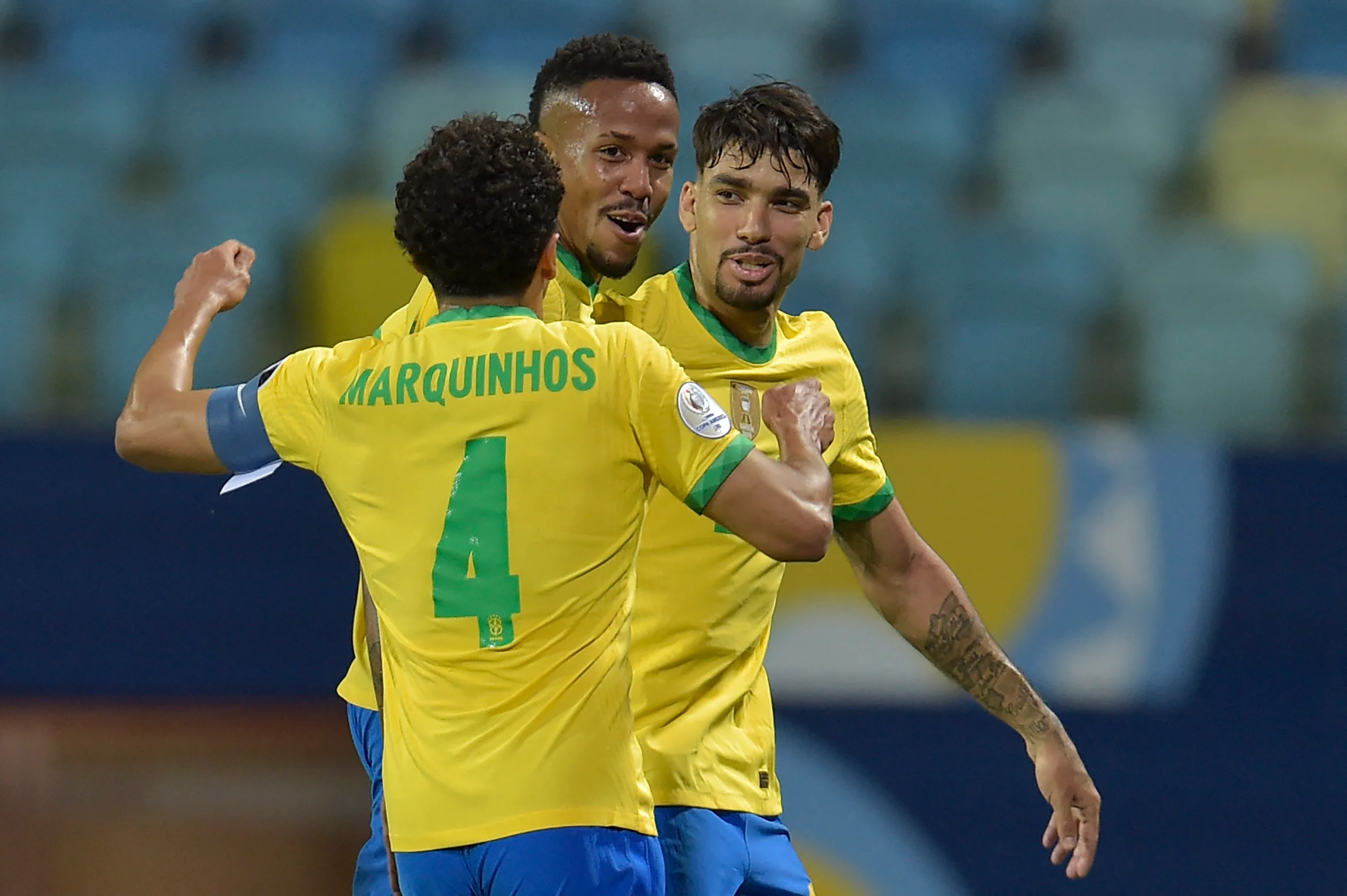 Милитао в объятиях партнеров по сборной Бразилии / соцсети