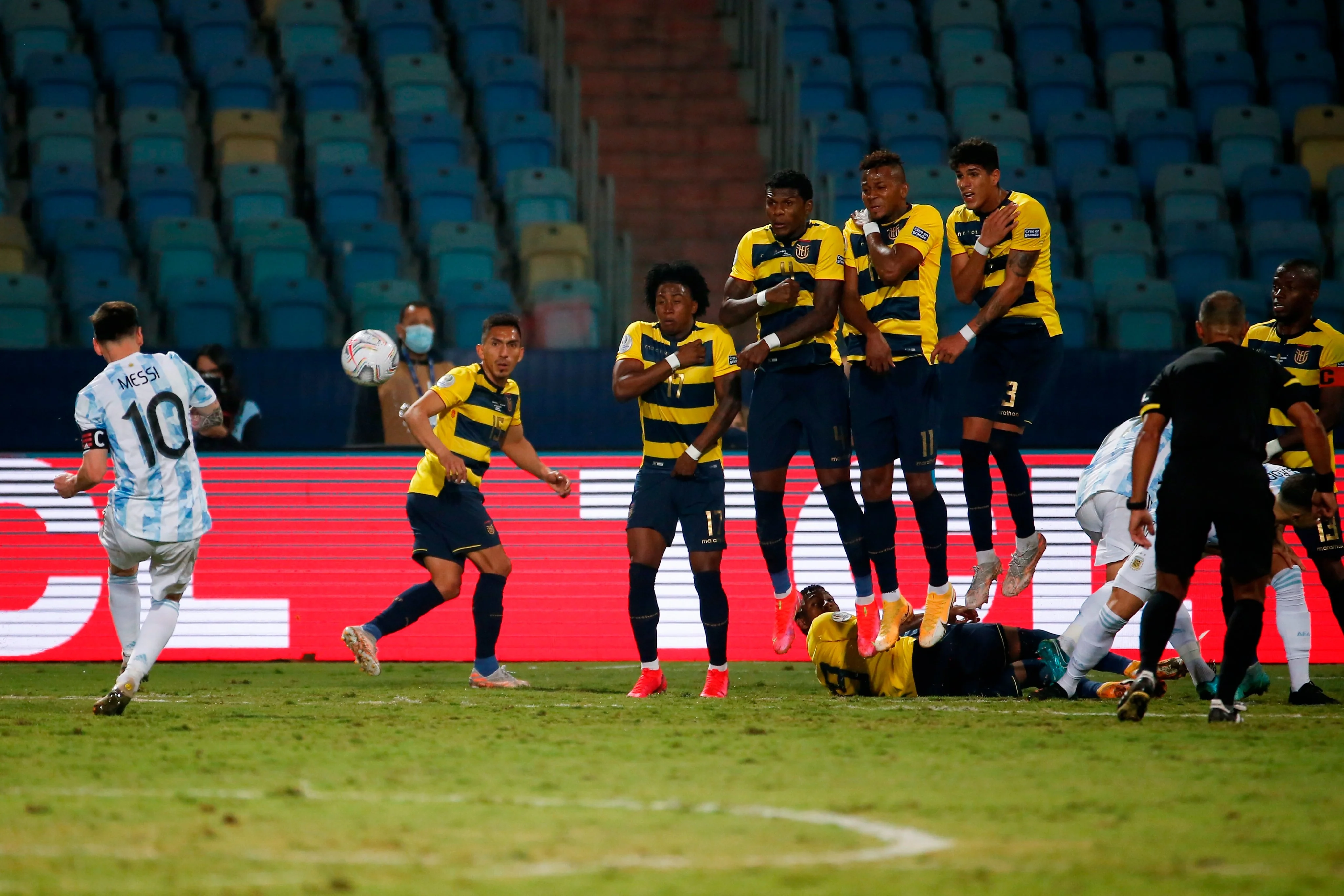 Месси крутит со штрафного / твиттер Копа Америка