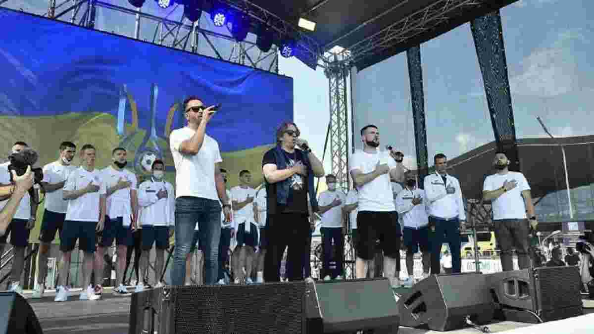 Сборная Украины спела Гимн с болельщиками после возвращения в Киев с Евро-2020