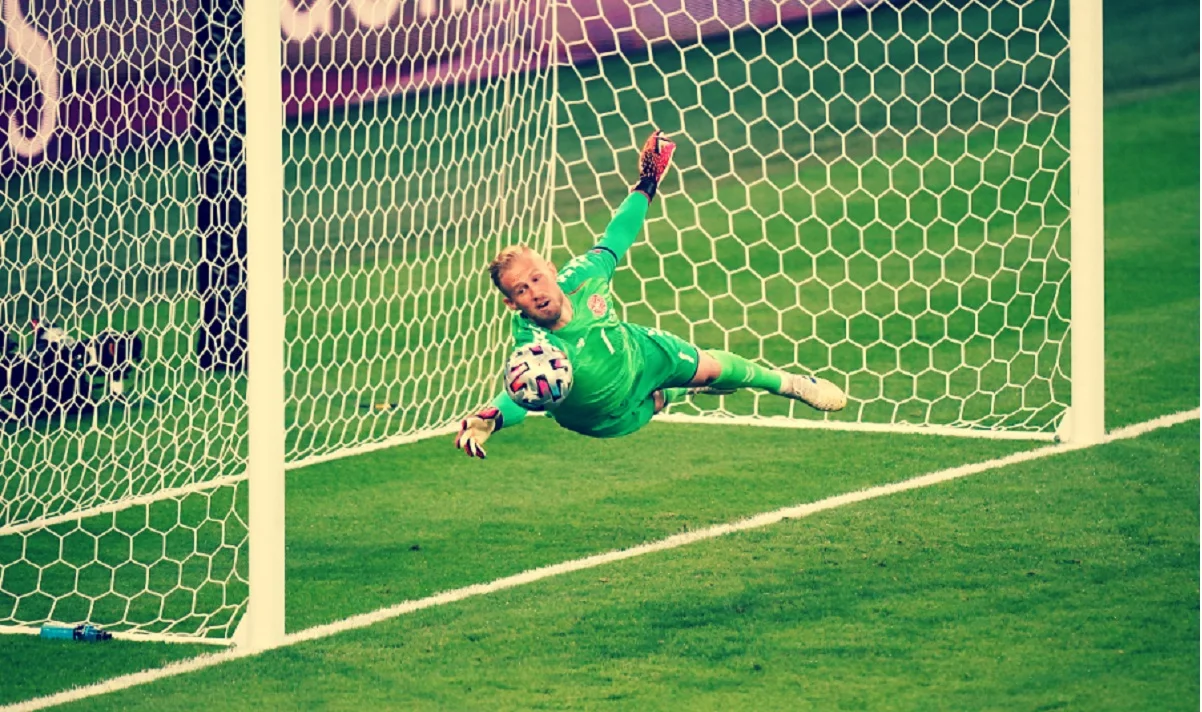 Каспер Шмейхель витягує удар Магвайра / УЄФА