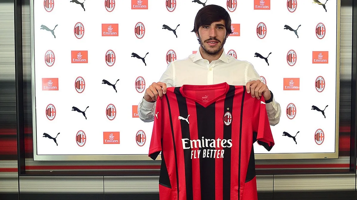 Сандро Тонали остается в Милане / Twitter клуба