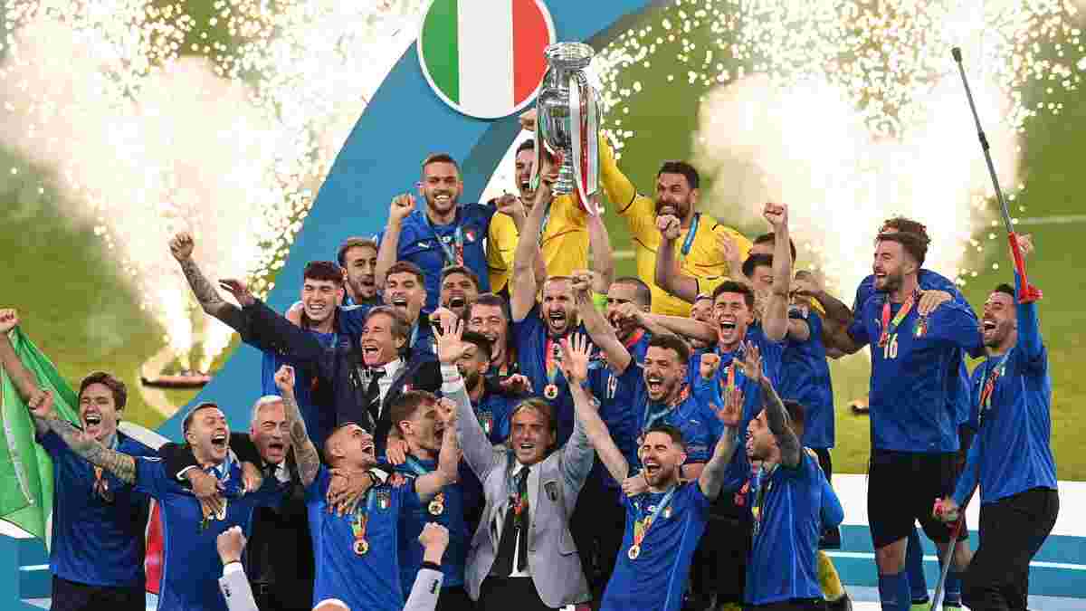 Прапор Італії над Вемблі, поцілунок К'єлліні і тріумфальні милиці Спінаццоли – як "Скуадра" святкувала перемогу на Євро