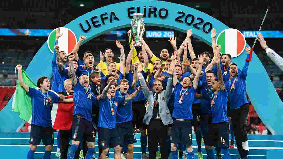 Гравці збірної Італії емоційно заспівали гімн країни на шляху додому після тріумфу на Євро-2020