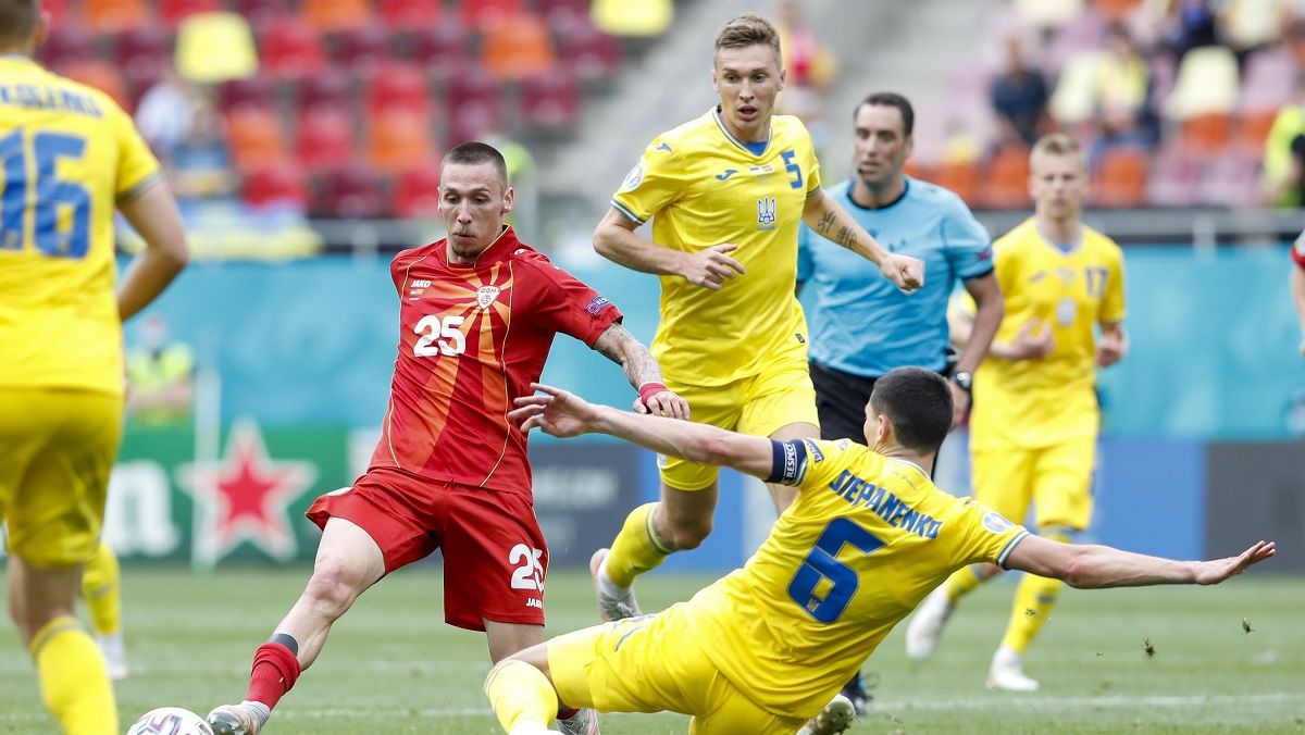 Украина в матче с македонцами / AP