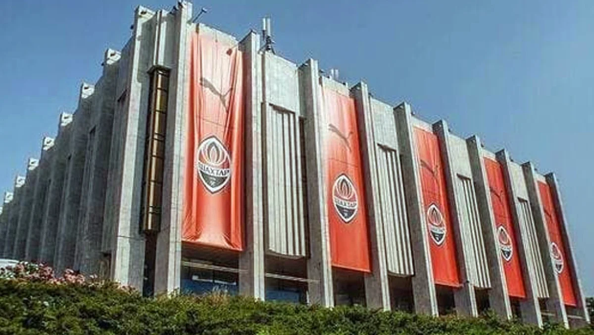 Український дім з баннерами Шахтаря / фото: ФК Шахтар