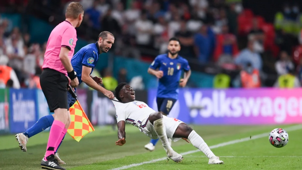 Джорджо К'єлліні фолить проти Букайо Саки / Getty Images