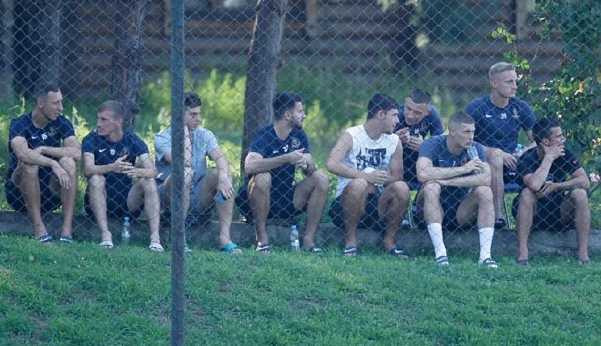 Артем Довбик (третій праворуч) / СК Дніпро-1