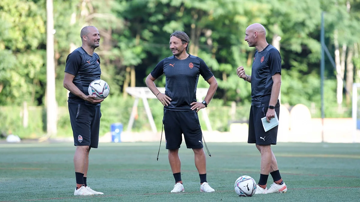 Помощники Де Дзерби на тренировке / Сайт Шахтера