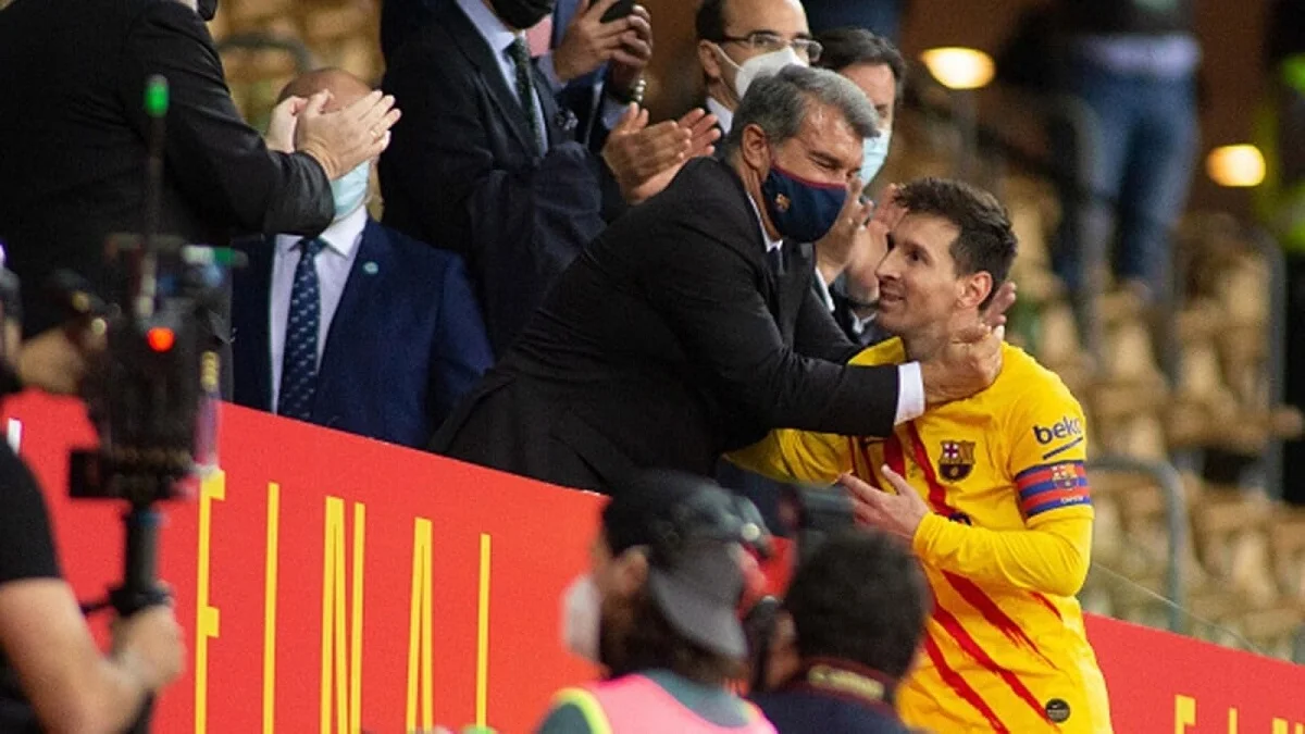 Жоан Лапорта та Ліонель Мессі / Getty Images