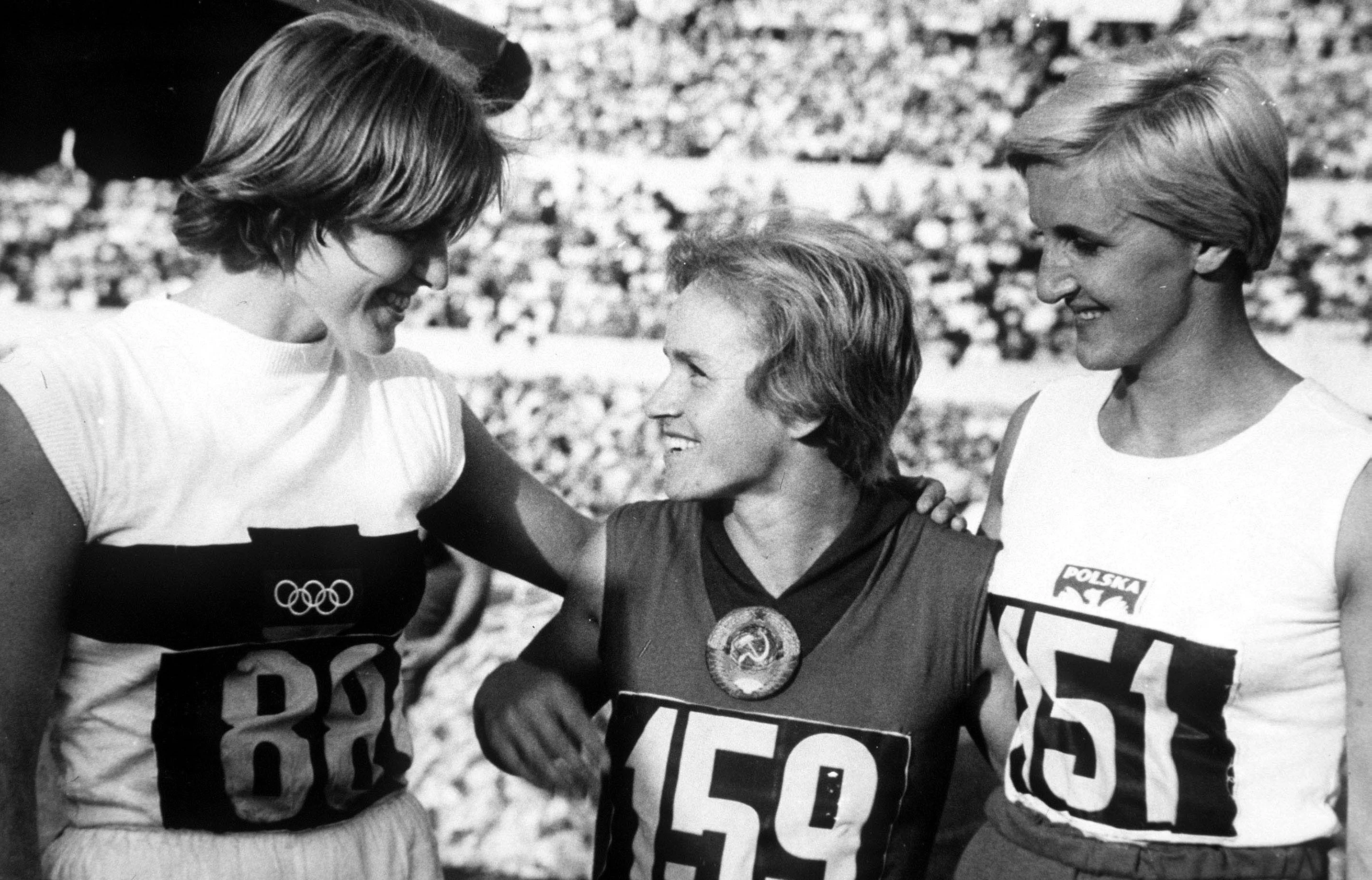 Вера Крепкина (в центре)