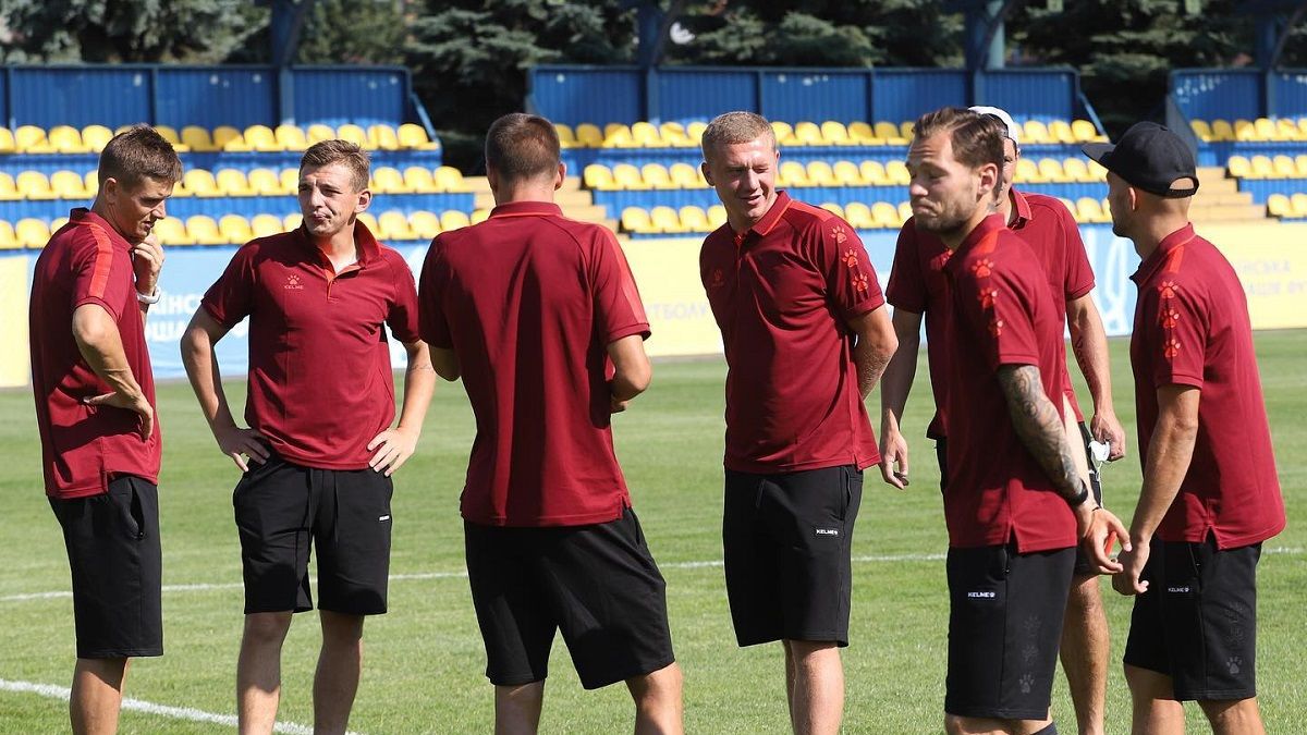 Гравці Олімпіка перед матчем з Прикарпаттям / Facebook клубу