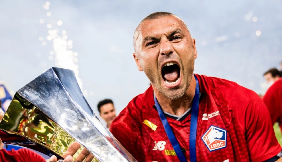 Бурак Їлмаз тут ні при чому, але Суперкубок йому личить / Фото ФК Лілль