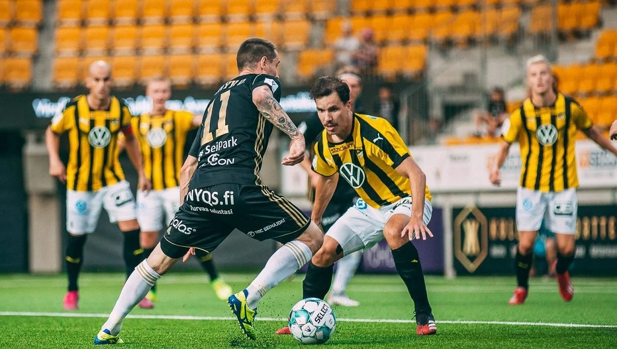 Денис Олійник в матчі з Гонкою / Twitter Сейнайокі