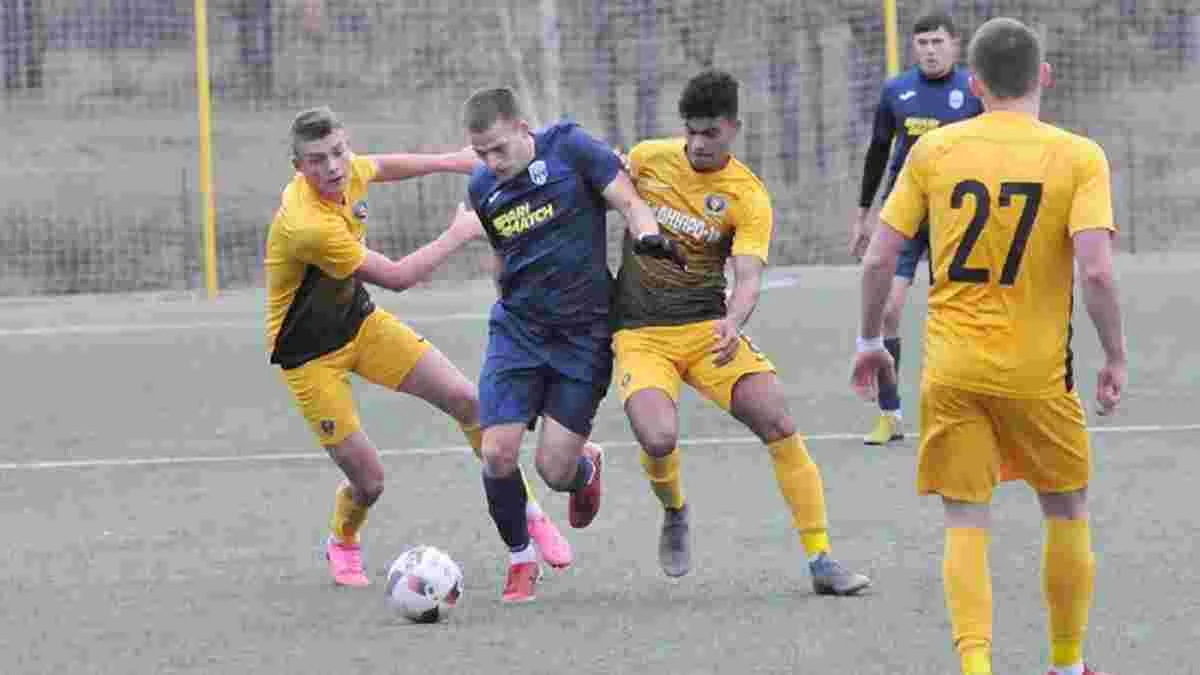 Ренат Мочуляк (посередині) / фото: ФК Десна