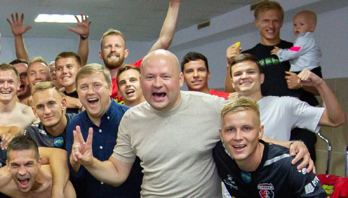 Иван Надеин (в центре) с игроками Вереса / ФК Верес