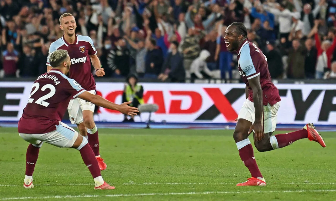 Антонио направляется в объятия партнеров / AFP