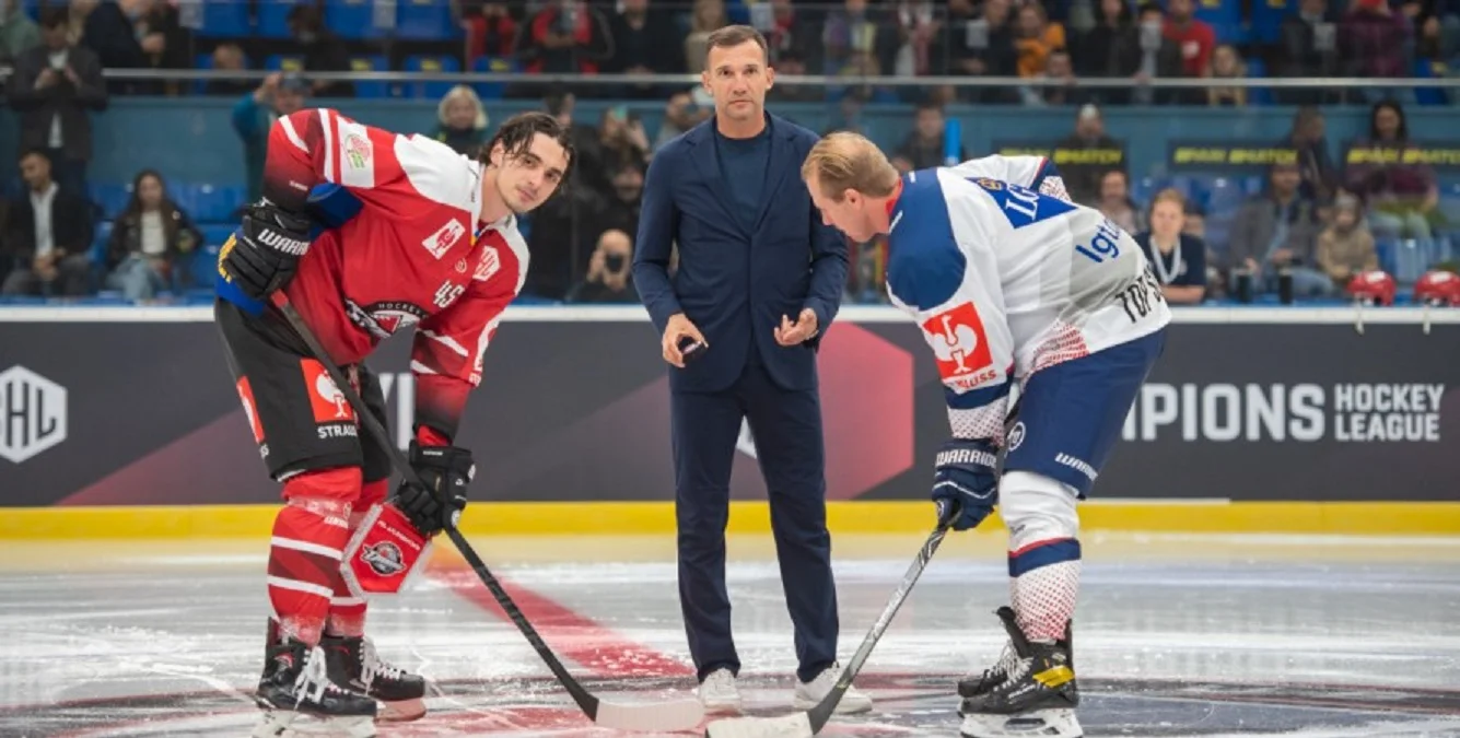 Андрій Шевченко проводить символічне вкидання / ХК Донбас