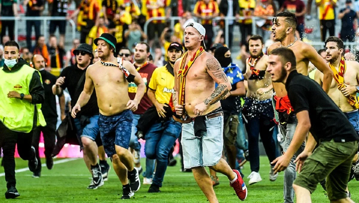 Фанати перервали матч Ланс – Лілль / Twitter B/R Football