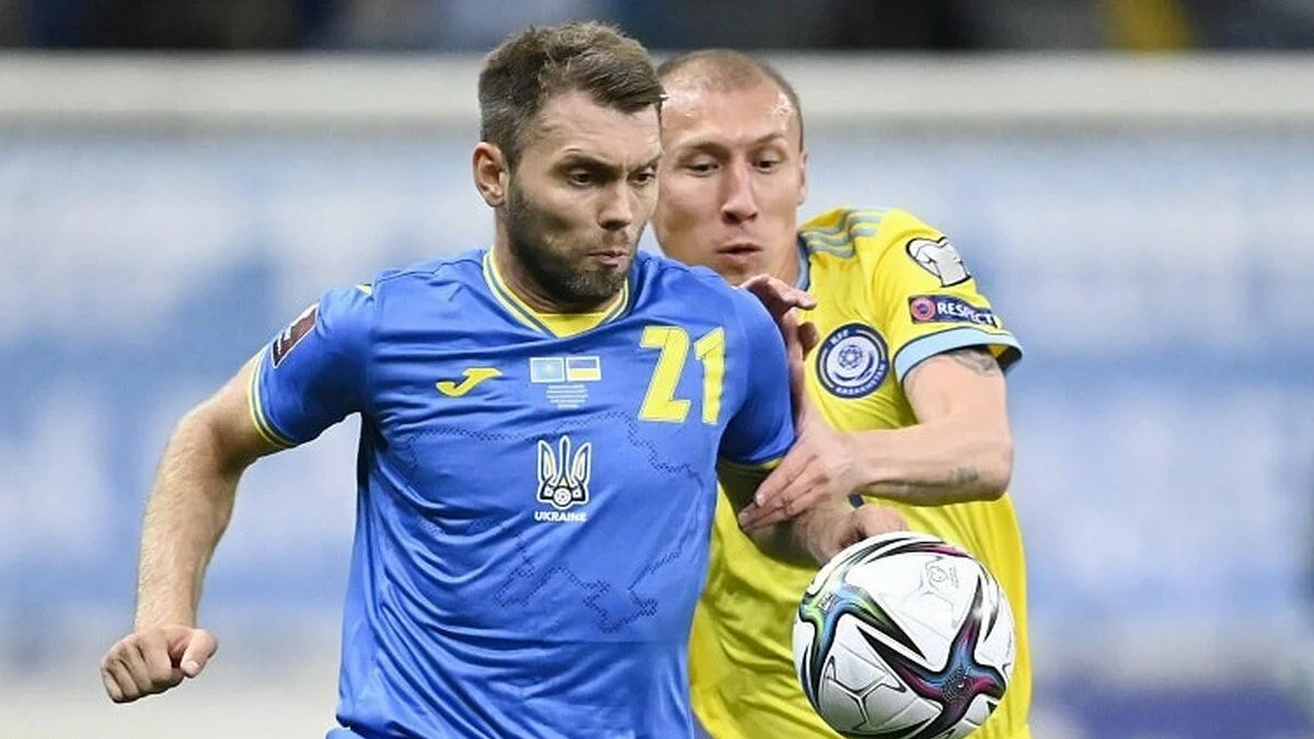 Александр Караваев в матче с Казахстаном / УАФ