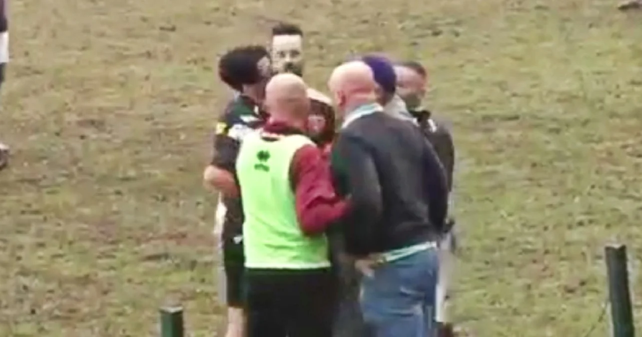 Итальянский тренер ударил арбитра по лицу